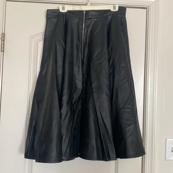 BAD GIRL CIRCLE SKIRT IN VEGAN LEATHER - VIXEN BY MICHELINE PITT - Picture 5 of 9
